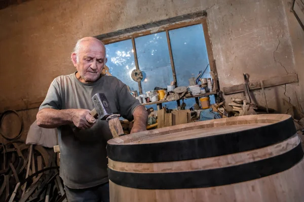 Producción Barricas Vino Madera Maestro Hace Tarros Barriles Madera Para —  Fotos de Stock