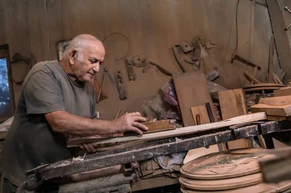 Παραγωγή Ξύλινων Βαρελιών Κρασιού Πλοίαρχος Φτιάχνει Ξύλινα Βάζα Και Βαρέλια — Φωτογραφία Αρχείου