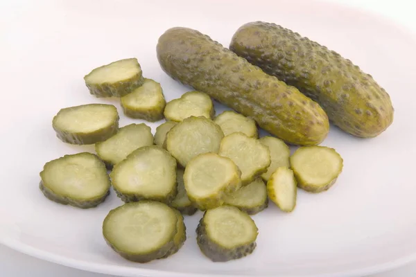 Pepinos Escabeche Plato Servido Para Almuerzo Sobre Fondo Blanco —  Fotos de Stock