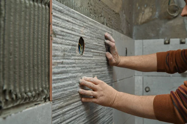 Colando Telhas Parede Deitado Azulejos Parede Trabalhador Instalação Grandes Telhas — Fotografia de Stock