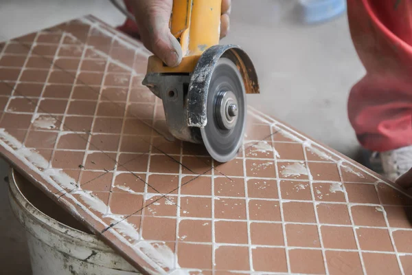 Cutting Ceramic Tiles Worker Places Large Ceramic Tile Cutting Machine — Stock Photo, Image