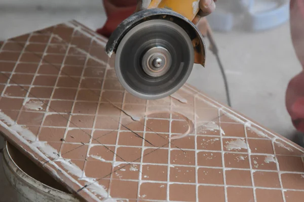 Découpe Carreaux Céramique Ouvrier Place Une Grande Dalle Céramique Dans — Photo