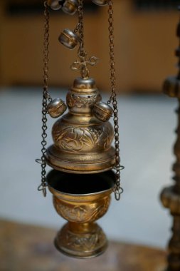 Ortodoks kilisesinde ikon lamba asılıyor. Ortodoks ikon lambası. Kilisenin özelliği. Lamba standı kilisesi. Hristiyanlık ve inanç. Dini tapınak. Ortodoksluk ve Katoliklik. İyilik ve sevgi