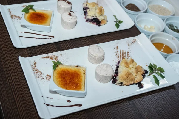 Types Desserts Sucrés Sur Une Assiette Blanche — Photo