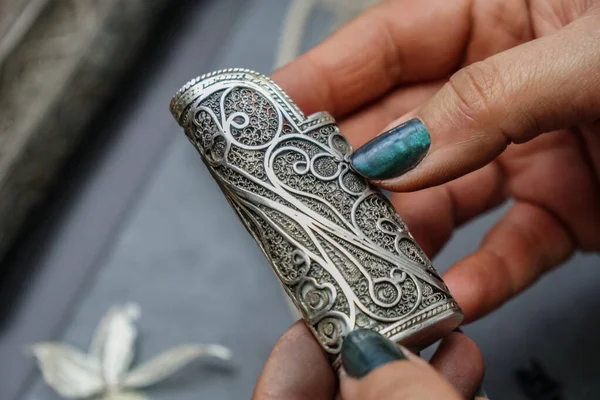 Kadın Filigran Ustası Elinde Bir Parça Gümüş Filigran Tutuyor — Stok fotoğraf