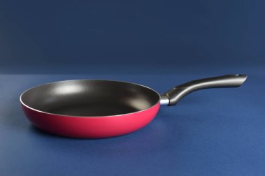Mavi arka planda kızartma tavası nefis tarifleriniz için mükemmel.