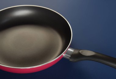 Mavi arka planda kızartma tavası nefis tarifleriniz için mükemmel.