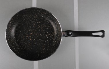 Mutfaktaki cam tabakada tava, üst manzara.