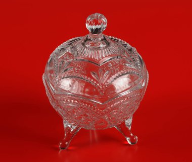 Kırmızı arka planda şeker için kapaklı cam kase