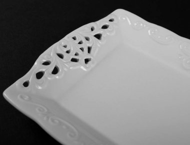 Kare yüzeysel çanak servis tabağının ayrıntıları siyah arkaplanda izole edildi