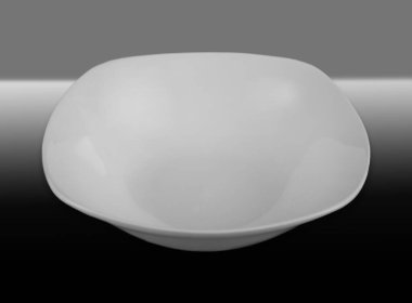 Derin ve yuvarlak porselen tabaklar. Beyaz kase