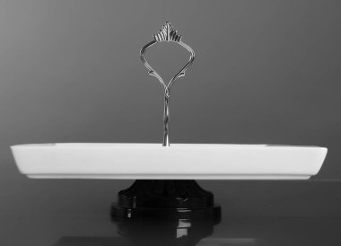 Kabzalı beyaz porselen meyve kasesi.