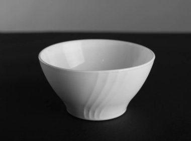 Kalın yuvarlak porselen kap. Beyaz kâse ön görünüm