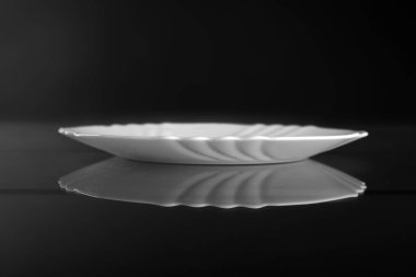 Porselen, arka planı bulanık, sığ bir tabak.