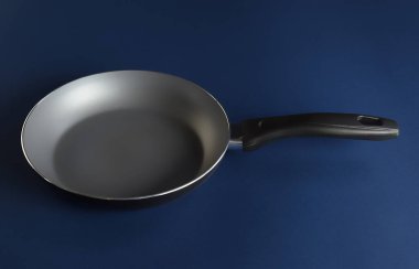 Mavi arka planda kızartma tavası nefis tarifleriniz için mükemmel.