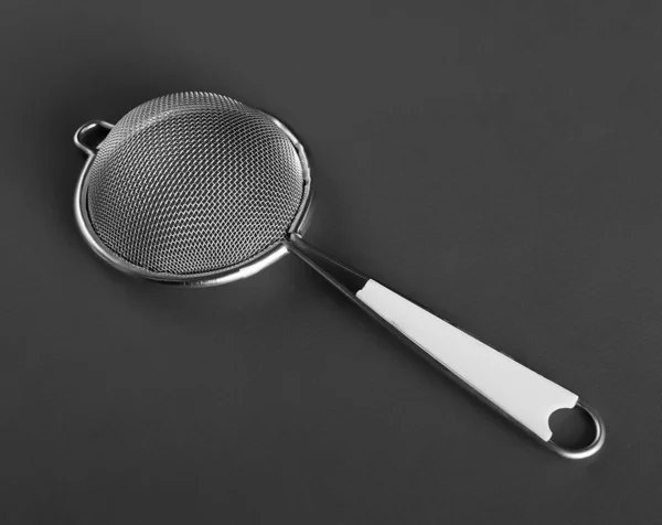 Metallisk Sil Med Plasthandtag Ett Modernt Köksredskap — Stockfoto