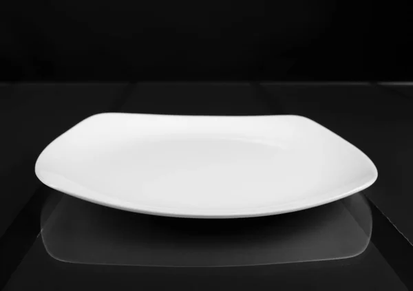 瓷质正方形浅碗盛菜 — 图库照片