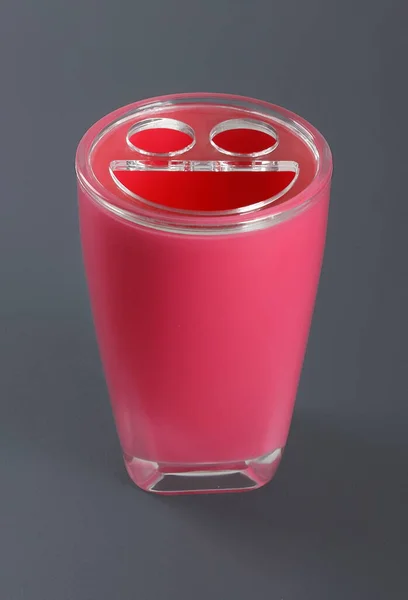 Rózsaszín Műanyag Fogkefe Tartó Szürke Alapon — Stock Fotó