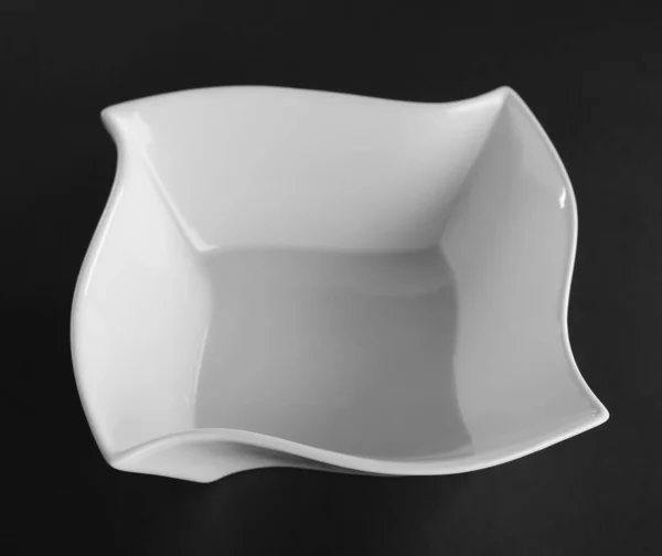 深圆瓷盘 灰色背景的白色碗 — 图库照片