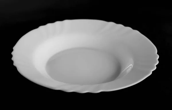 Λευκό Στρογγυλό Πιάτο Πορσελάνης Μαύρο Φόντο — Φωτογραφία Αρχείου