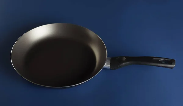 Non Stick Bak Pan Blauwe Achtergrond Perfect Voor Heerlijke Recepten — Stockfoto