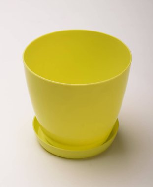 Boş plastik saksı beyaz arkaplanda izole