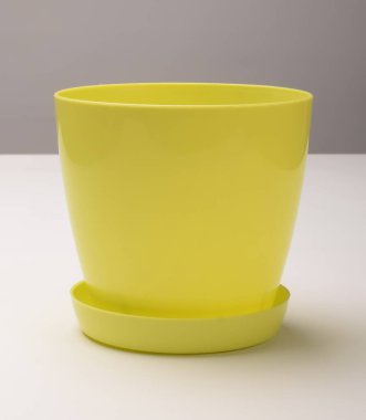 Boş plastik, sarı saksı.