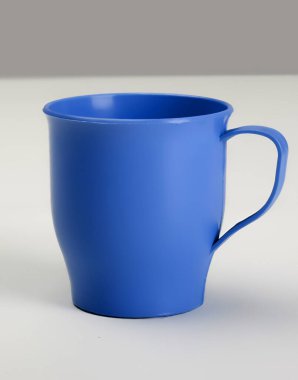 Ön manzaralı boş mavi bardak.