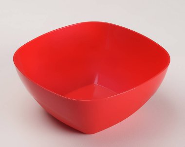 Beyaz arkaplanda izole edilmiş mavi plastik tabak