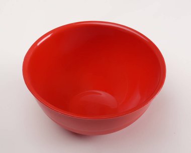 Beyaz zemin üzerinde izole kırmızı plastik tabak