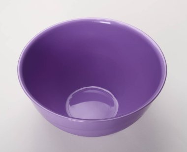 Mor plastik kalın tabak, beyaz arkaplanda izole edilmiş.