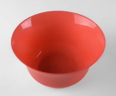 Kırmızı yuvarlak plastik kalın tabak.