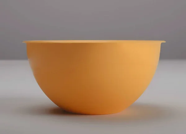 オレンジプラスチック製の深い皿隔離された フロントビュー — ストック写真