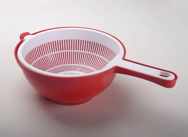 Colander Plástico Vermelho Isolado Fundo Branco — Fotografia de Stock