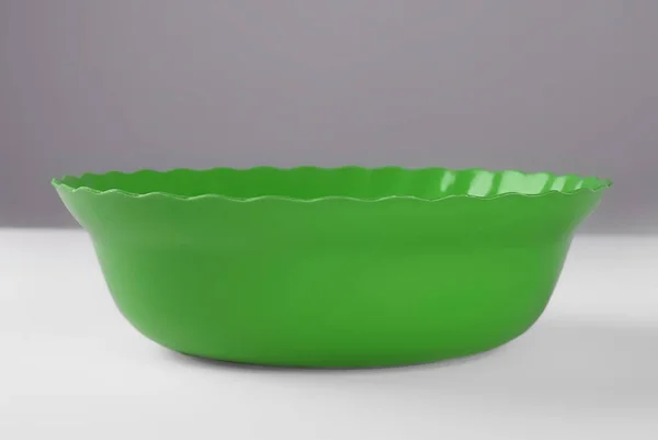 緑の丸いプラスチックの深い皿 正面図 — ストック写真