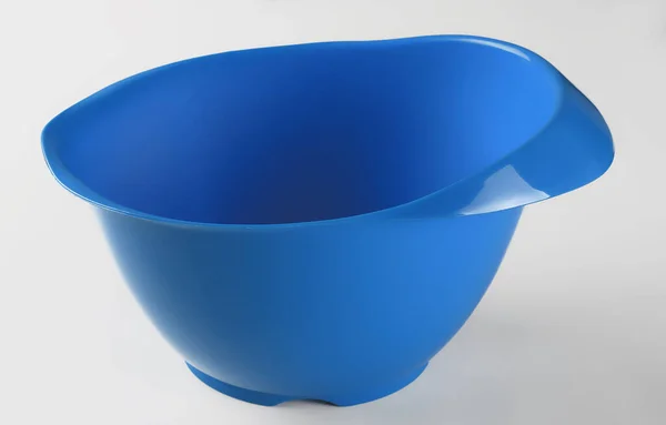 Blauer Plastikbehälter Zum Rühren Von Kuchen Isoliert Auf Weißem Hintergrund — Stockfoto