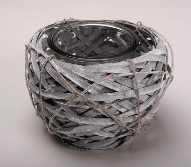 Beyaz arka planda izole edilmiş, saman sepetinden yapılmış el yapımı saksı.