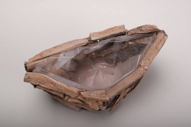 Beyaz arka planda izole edilmiş, ahşap çubuklardan yapılmış el yapımı tencere.