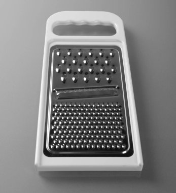 Gri arkaplanda yansıması olan metal rendesi