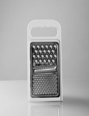 Gri arkaplanda yansıması olan metal rendesi