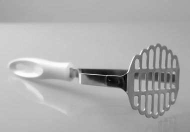 Beyaz arka planda izole edilmiş patates ezicinin kapağı