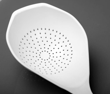 Modern mutfak gereçleriyle plastik süzgeci kapatın.