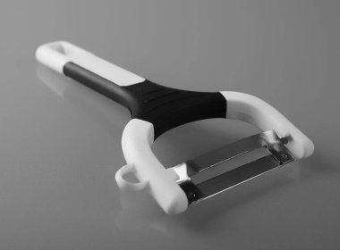 Gri arkaplanda patates soyacağı 