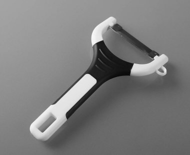 Gri arkaplanda patates soyacağı 