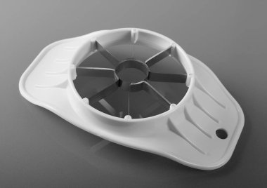 Beyaz plastik elma dilimleyici, arka görünüm