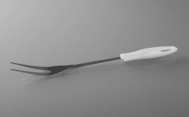 Plastik saplı mutfak çatalı.