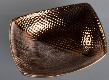 Altın renkli seramik kase, üst manzara.