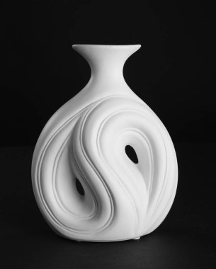 Siyah arkaplanda güzel beyaz porselen vazo