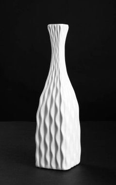 Siyah arkaplanda güzel beyaz porselen vazo