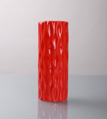 Siyah arkaplanda güzel kırmızı porselen vazo